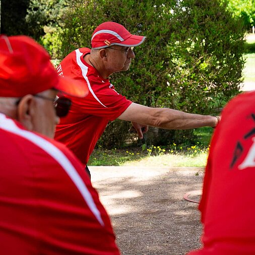 Das Boule-Team fiebert beim Wurf mit