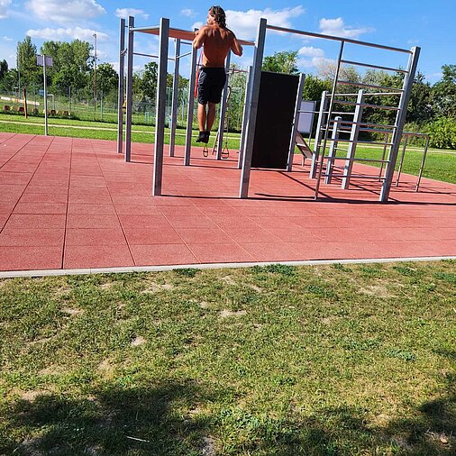 Calisthenics Übung an der Stange