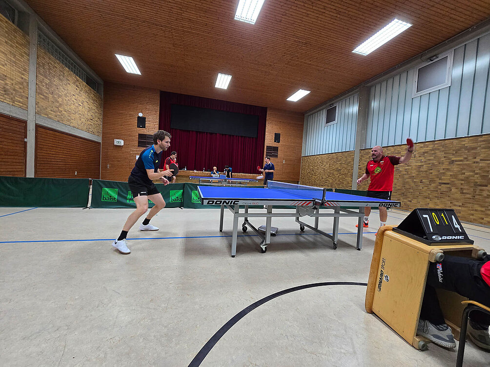 Tischtennis-Match im vollem gange