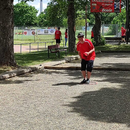 Boule-Spieler beim vorbereiten des Wurf