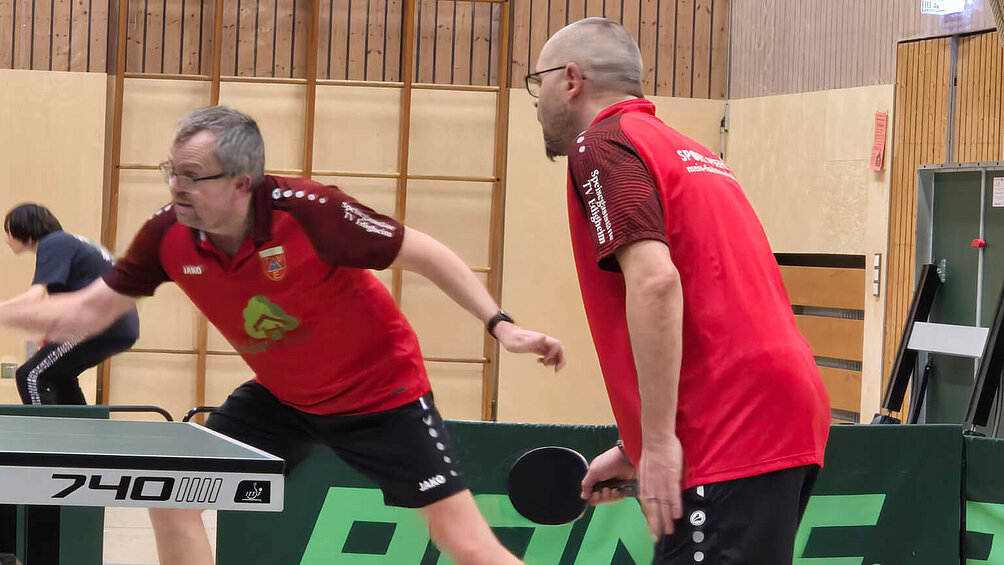 Tischtennis-Duo beim spiel