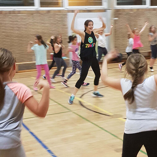 Die Kinder Zumba-Gruppe beim Tanzen